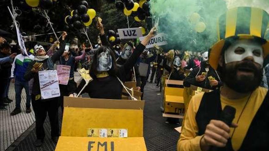 Los argentinos, protestando contra el Gobierno y el FMI. // AFP