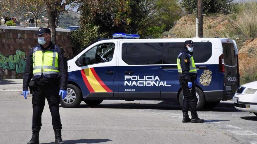 Policías nacionales, durante un control en Málaga.