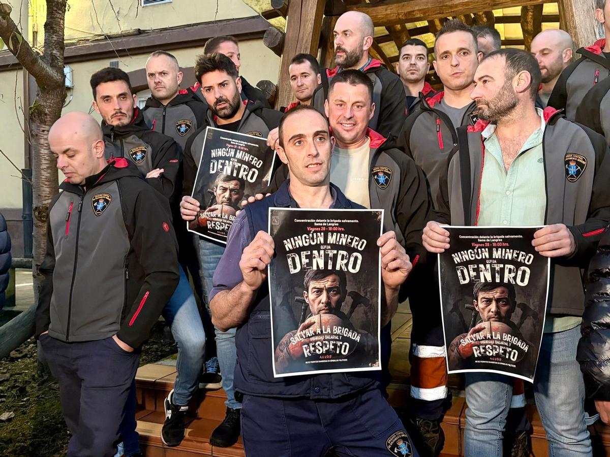 Los brigadistas, con el cartel de la concentración