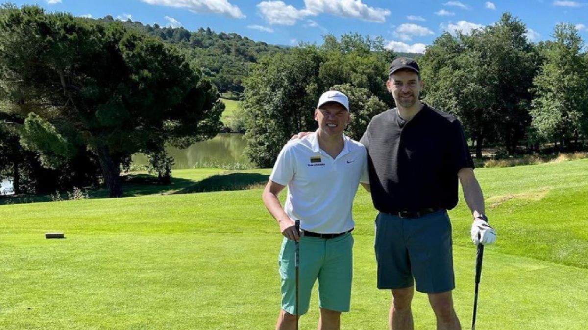 Saras Jasikevicius y Pau Gasol juegan al golf El Montanyà
