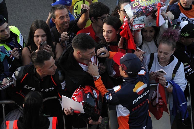 Ambientazo en Cheste | La afición disfruta con el Pit Walk