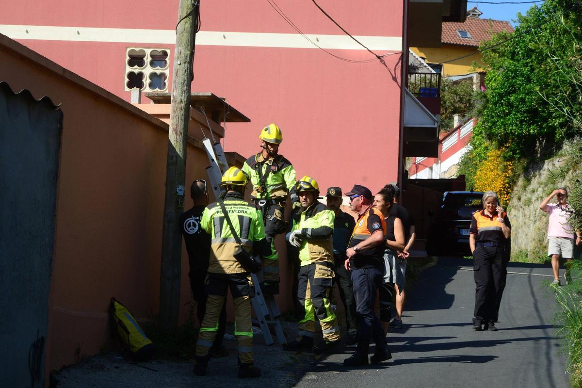 Operativo desplegado en el camino de A Miranda en la mañana de este martes para rescatar a la gata.