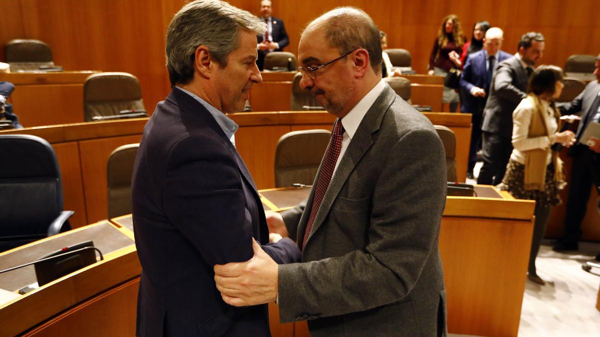 Daniel Pérez Calvo y Javier Lambán, en el parlamento autonómico.