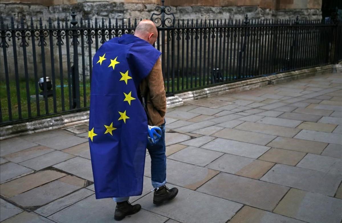 RESUMEN DEL AÑO 2016. 28/06/2016  Un manifestante envuelto en una bandera europea en una protesta contra el Brexit en el centro de Londres. 
