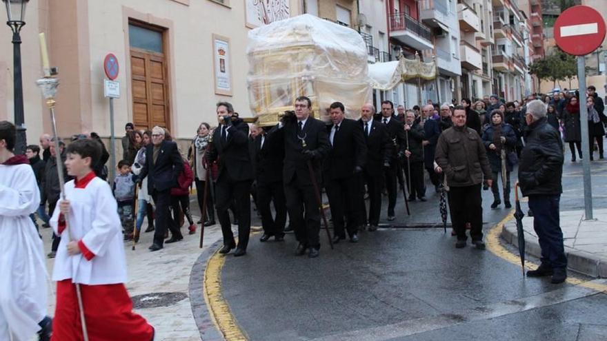 Decenas de yeclanos, congregados ante la bajada de &#039;su&#039; cristo.