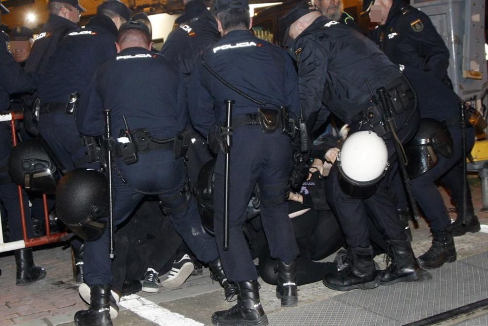 Seis policías heridos en los altercados en las vías del 8 de Marzo