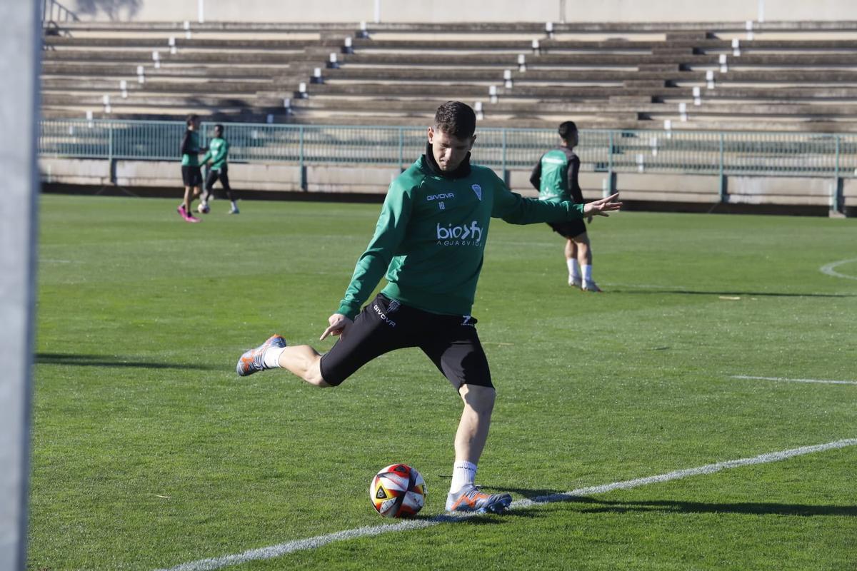 Alberto Toril golpea el balón durante el entrenamiento del Córdoba CF en la Ciudad Deportiva, este miércoles.