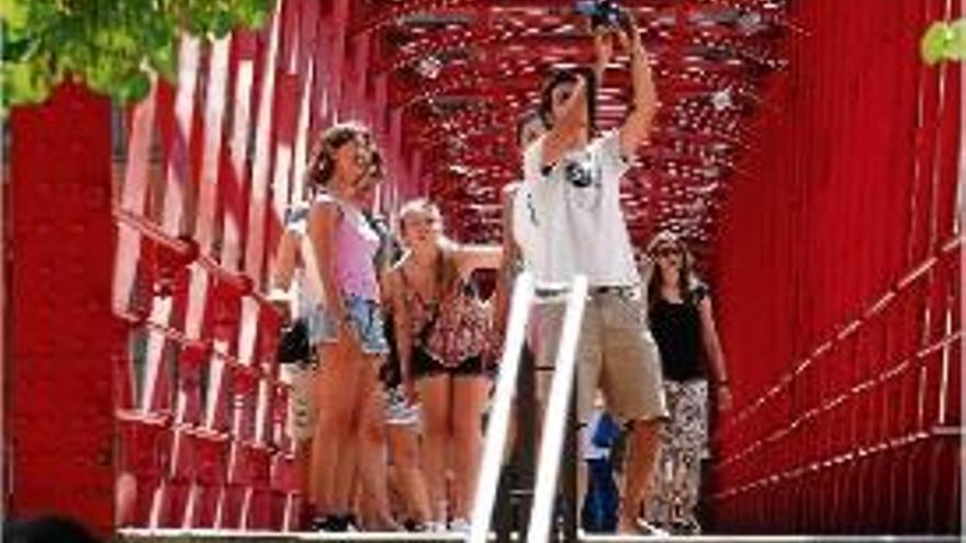 Un grup de turistes al pont de les Peixateries Velles de Girona