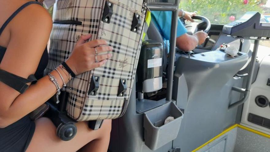 Como Sardinas En Lata 		En La Línea 9 De Autobús | Fotos De Ja Riera 