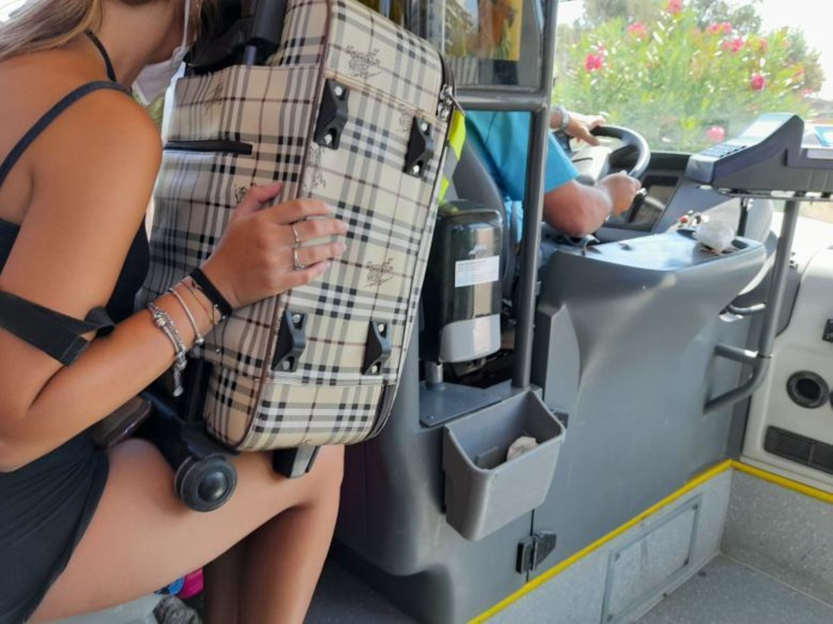 Como sardinas en lata en la línea 9 de autobús | FOTOS DE JA RIERA