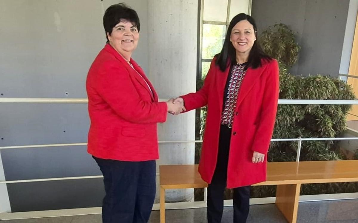 Belén Rubio (derecha) felicita a Carmen García Mateo que ha sido elegida como nueva rectora de la UVigo.