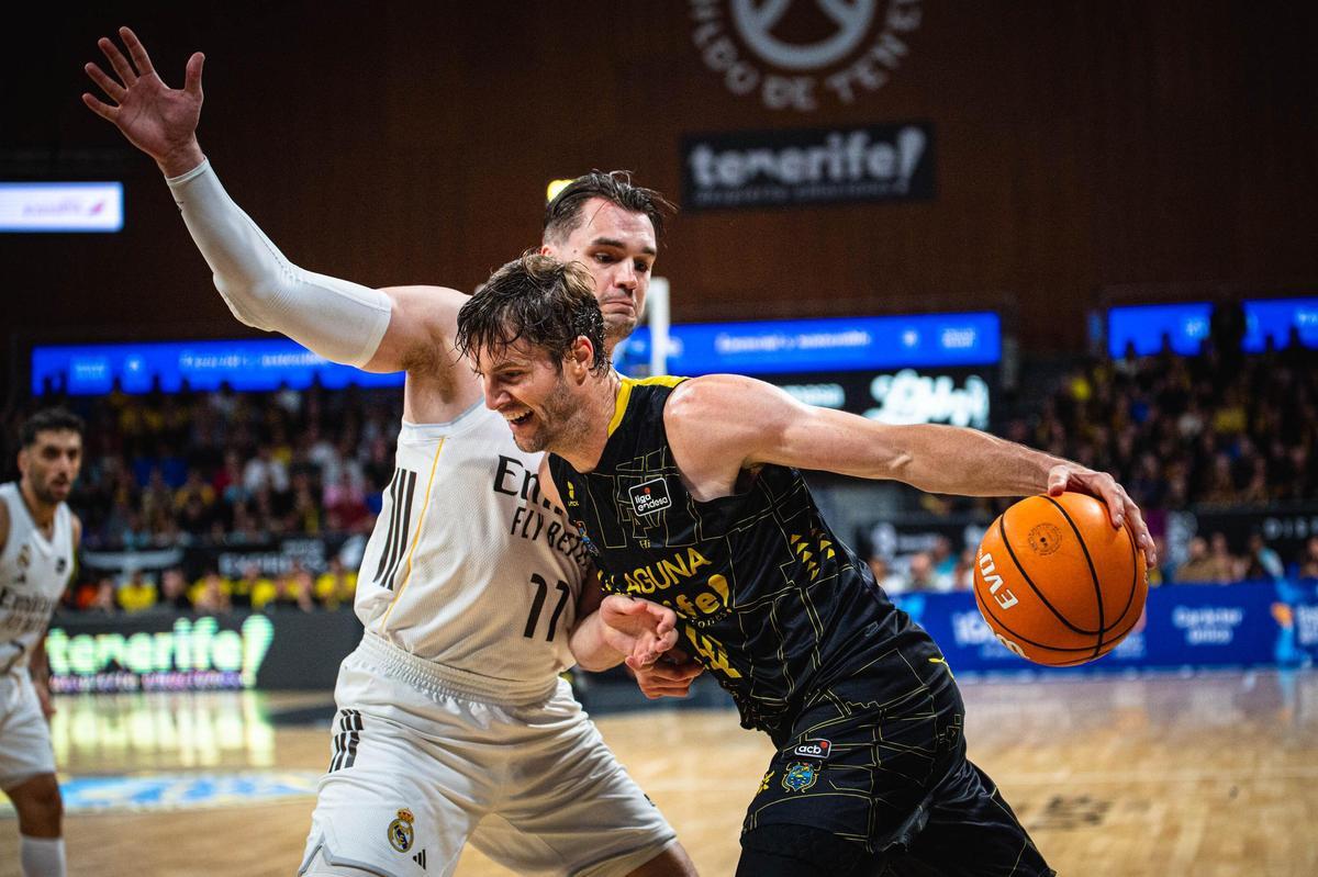 Aaron Doornekamp penetra ante Mario Hezonja en un Canarias-Real Madrid.