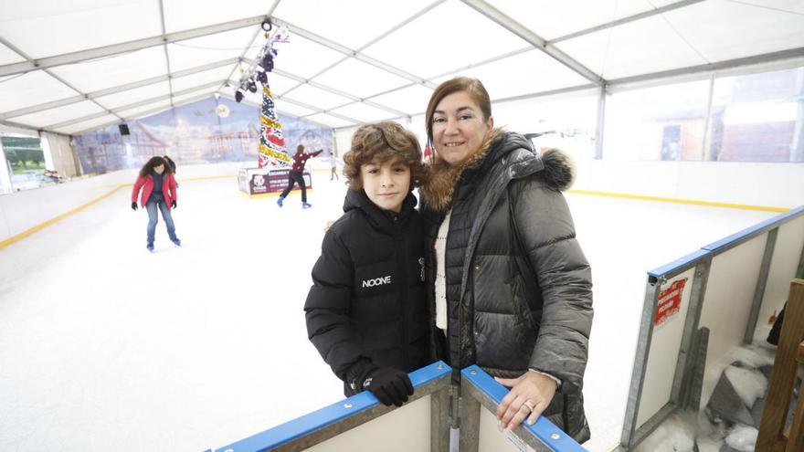 Arriba, Daniel González y Paula Cueto  en la pista de hielo. Abajo, Daniela Santos, Paula Rodríguez, Martina González y Carla García. | LUISMA MURIAS