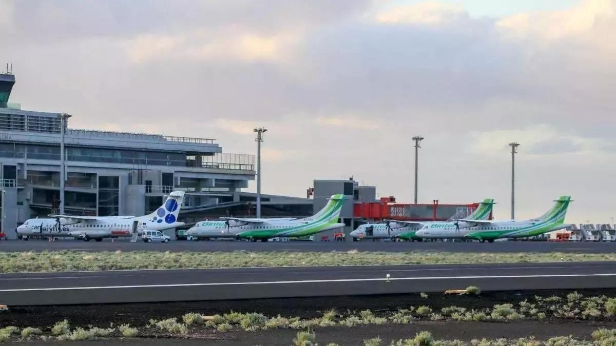 Varias aeronaves ocupan la plataforma del aeropuerto de La Palma.