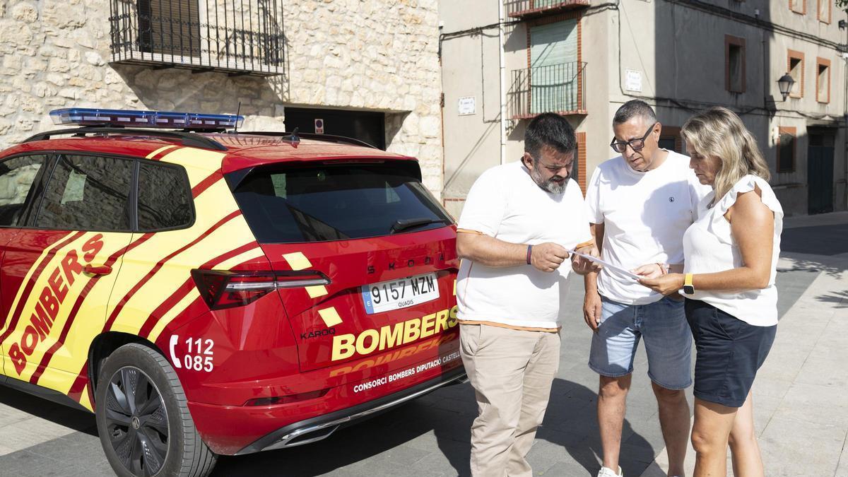 La presidenta, Marta Barrachina, y el diputado de Bomberos, David Vicente, con el alcalde de Tírig, Juanjo Carreres.