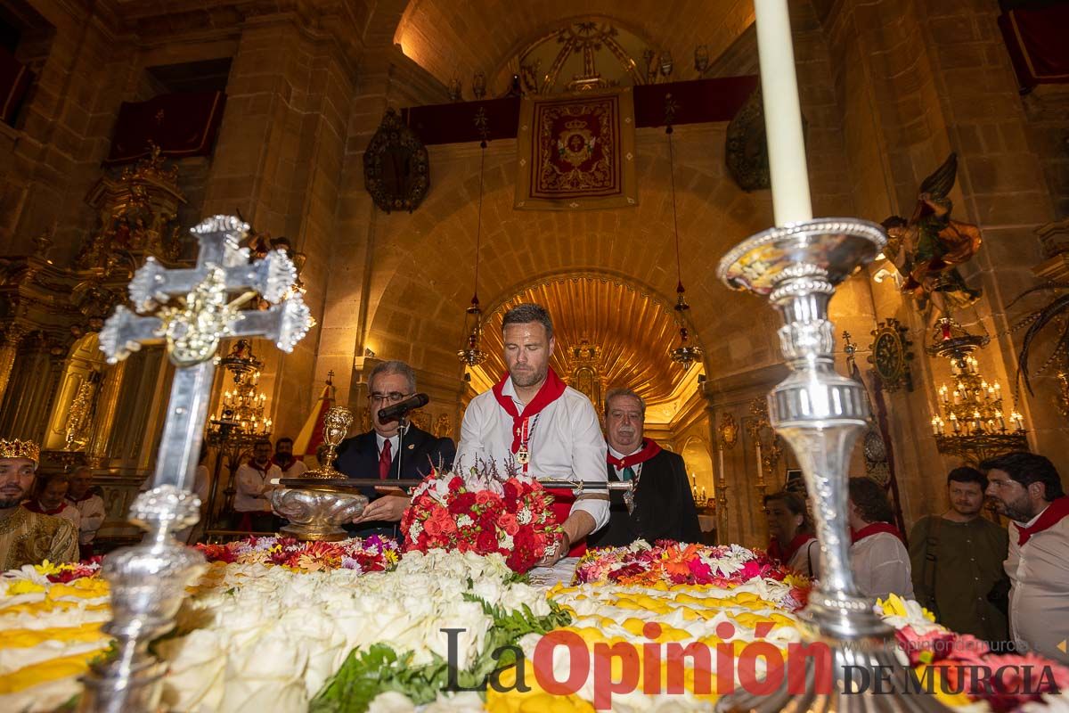 Bandeja de flores y ritual de la bendición del vino en las Fiestas de Caravaca