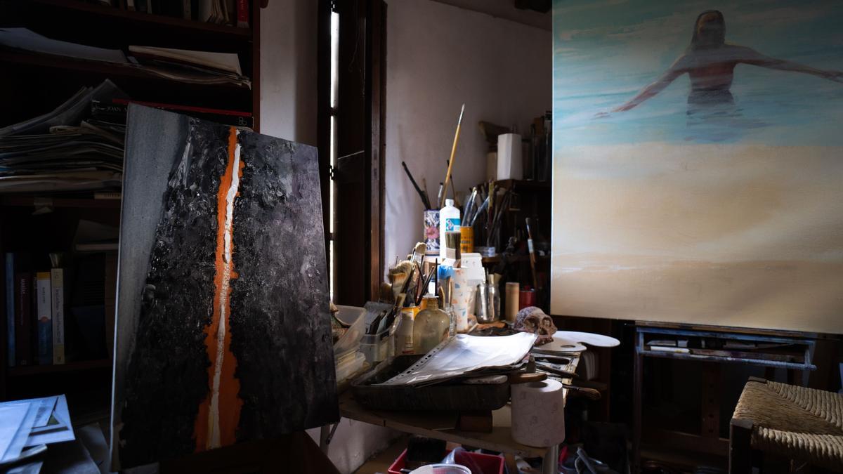 Blick ins Atelier von Nils Burwitz: Links eine neue Arbeit, die einen Blitzeinschlag zeigt.