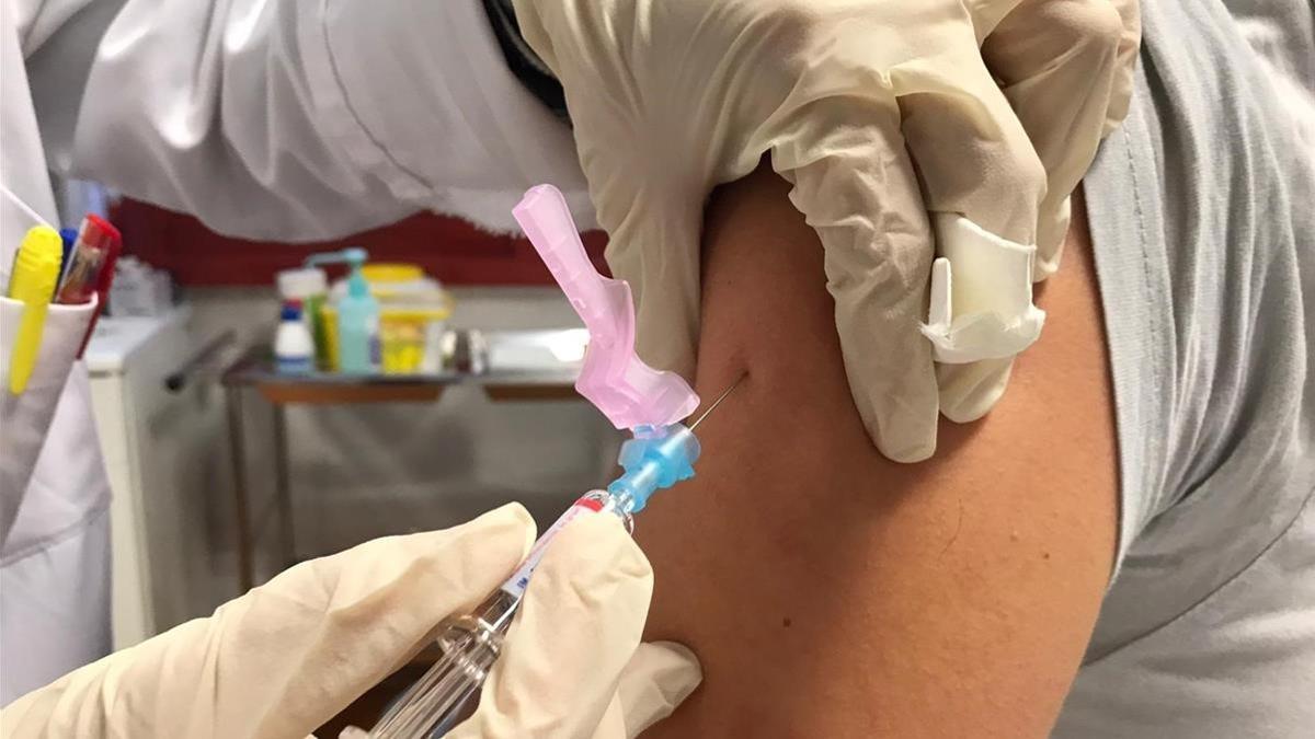 Una enfermera suministrando una vacuna.