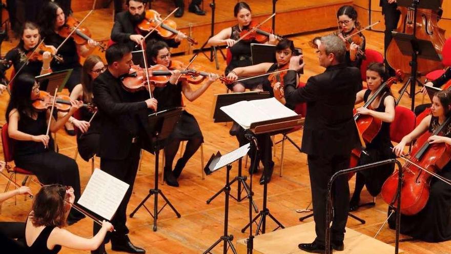 El violista David Fons y la Orquestra 430 deleitan en Vigo