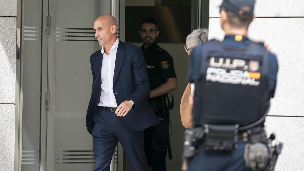 Luis Rubiales, expresidente de la Real Federación Española de Fútbol (RFEF), sale de declarar de la Audiencia Nacional.