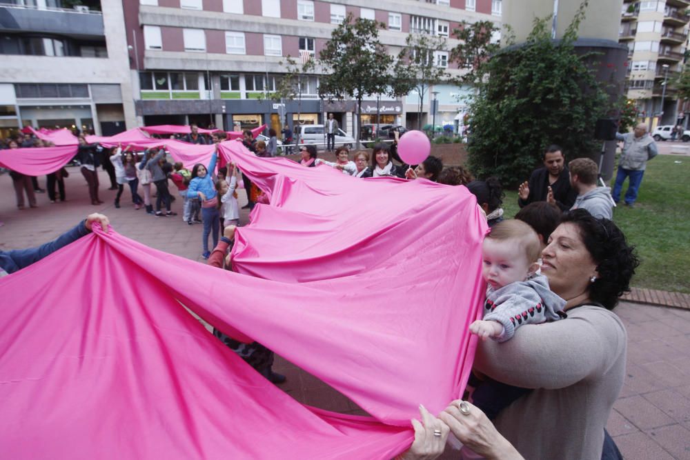 Un centenar de persones van crear el llaç rosa gegant de l''Oncolliga a la ciutat de Girona