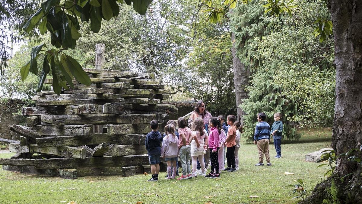 Los alumnos del colegio Maliayo, en los jardines de la Fundación Museo Evaristo Valle.
