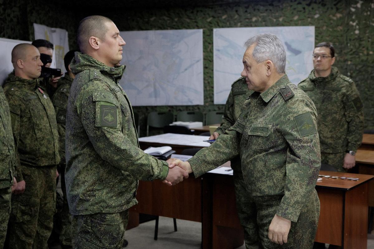 El Ministro de Defensa ruso, Sergei Shoigu, durante su inspección de las tropas rusas, en un lugar no revelado en Ucrania.