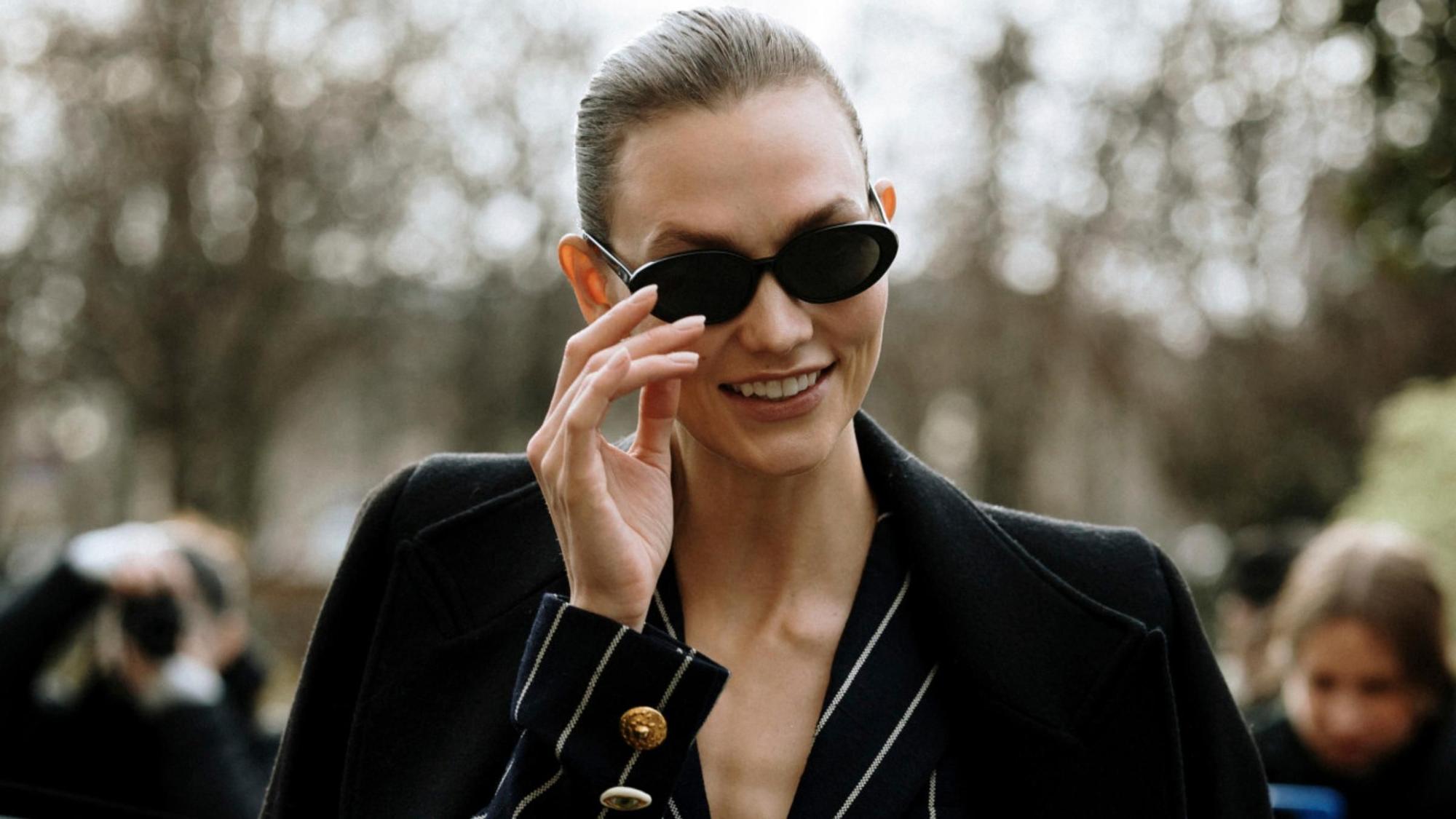 La modelo, Karlie Kloss, con gafas de sol ovaladas.