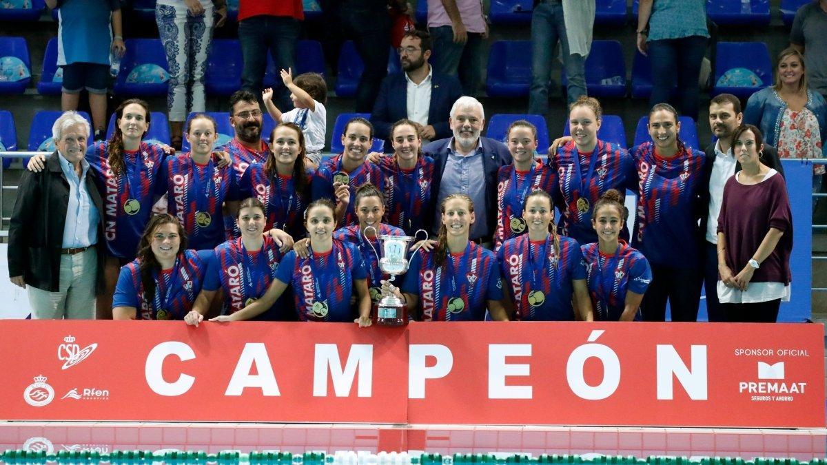 Las jugadoras del CN Mataró posan con las medallas como supercampeonas de España.