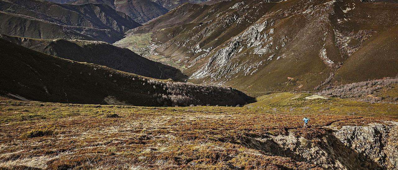 Un corredor, entrenando en Fuentes del Narcea. | Rubén Fueyo