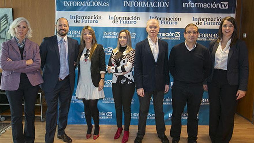 Los participantes en el evento posan previamente a la realización del coloquio sobre el ámbito de la  cirugía plástica y la medicina estética