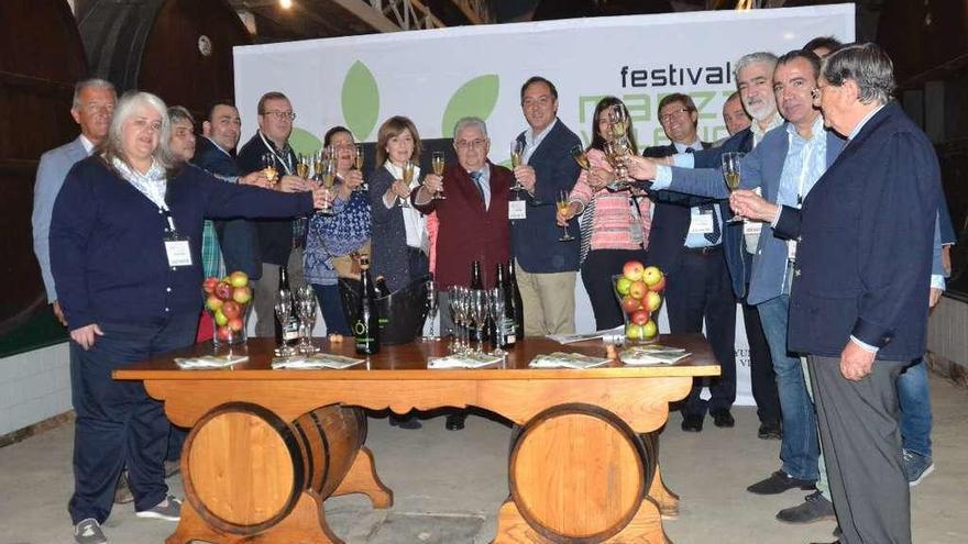 Representantes institucionales y de empresas del sector sidrero, ayer brindando en la bodega histórica de El Gaitero, en Villaviciosa.