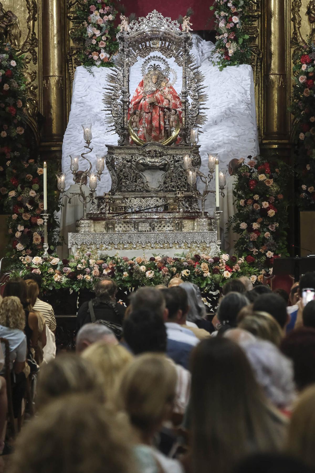 La virgen tras bajar de su camarín.
