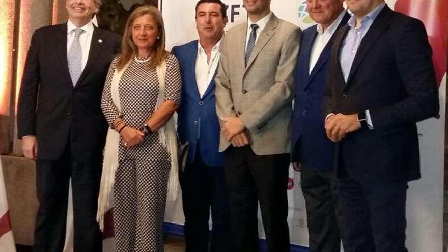 Pedrosa (2i.), con el resto de representantes de los consorcios en la Conferencia de Zonas Francas de las Américas en Tenerife. // FdV