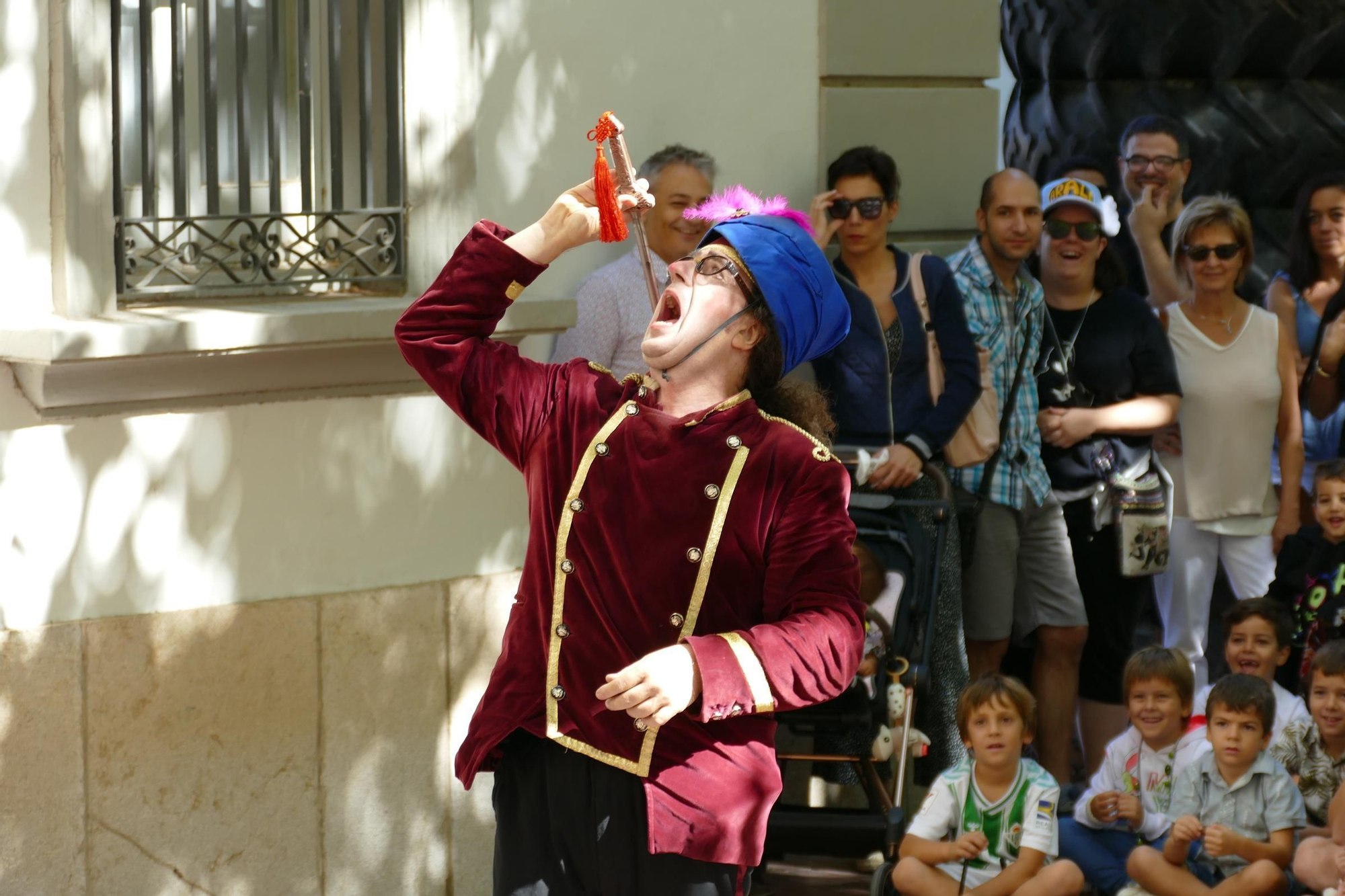 La màgia s'escampa pels carrers i les places de Figueres