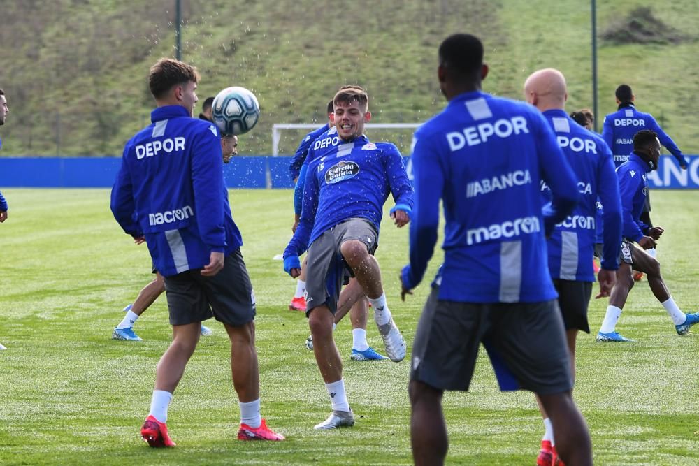 El Deportivo regresa a los entrenamientos tras el descanso con una sesión de larga duración sobre el cesped.