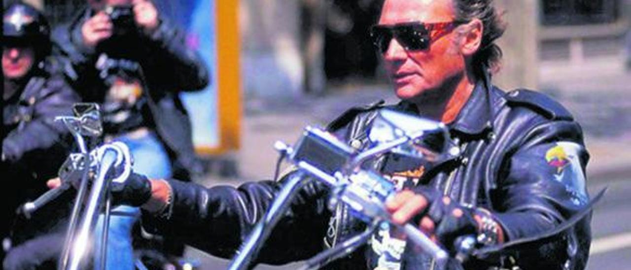 Hallyday sobre una de sus motos.