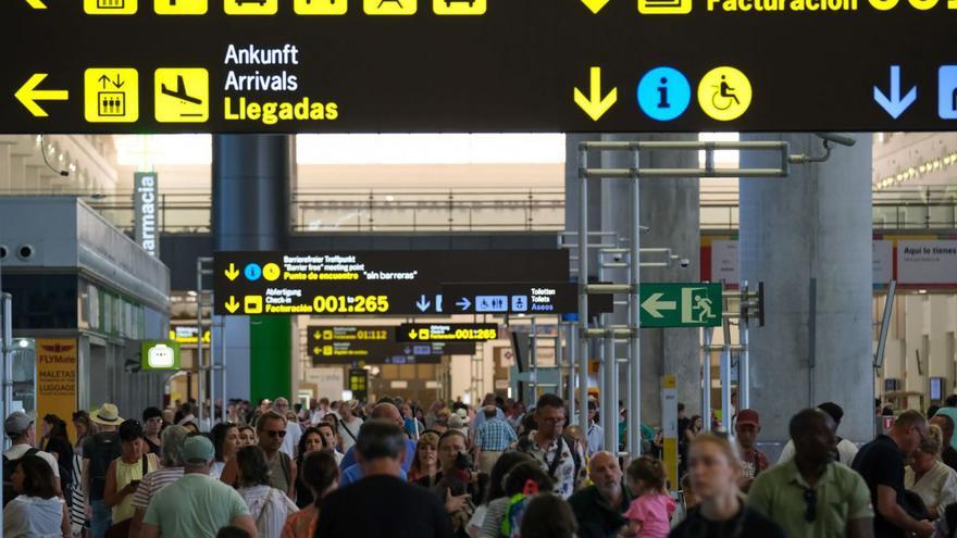 Viajeros en el aeropuerto de Málaga.