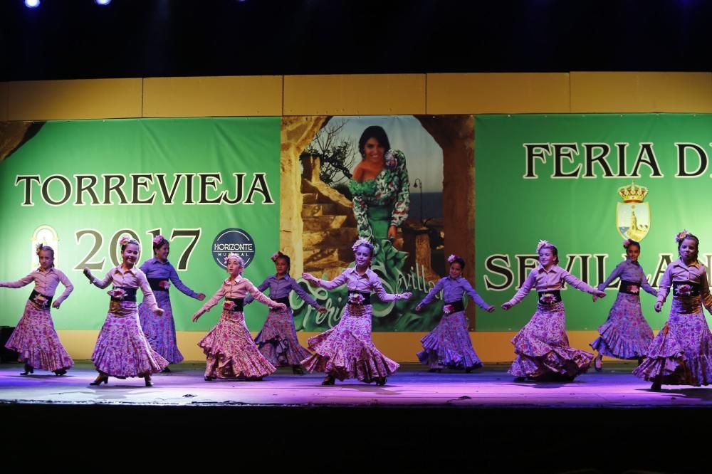 La Feria de Sevillanas 2017 comenzó anoche con una gran afluencia de público, actuaciones flamencas y de sevillanas, gastronomía y casetas, en el recinto portuario de Torrevieja