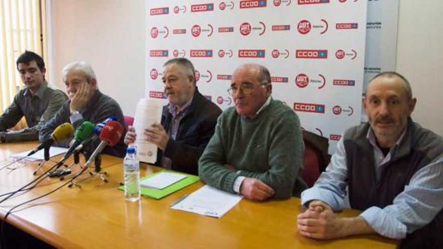 Marcelino Sánchez (Conseyu de la Mocedá), Justo Rodríguez Braga, Antonio Pino, Ángel Suárez y Francisco Ramos (Ecologistas en Acción), ayer, en la presentación de la movilización que se celebrará mañana en Oviedo.