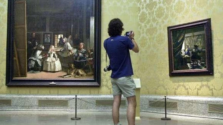 Un turista, ante &quot;Las Meninas&quot;, en el Museo del Prado. // J.J. Guillén