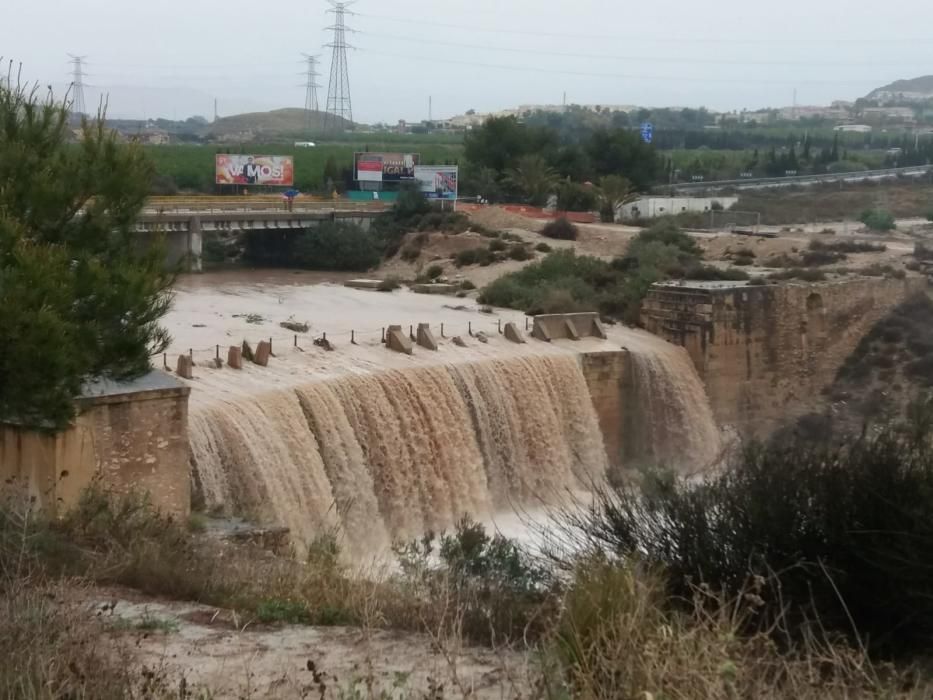 La gran cantidad de agua se debe a que el pantano de Tibi está desbordado y a la lluvia caída en Xixona y La Torre de les Maçanes