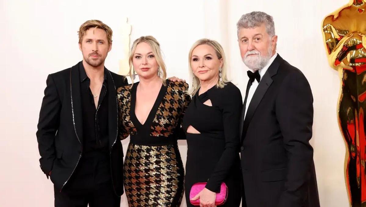Ryan Gosling junto a su madre y su hermana en la alfombra roja de los Oscar 2024