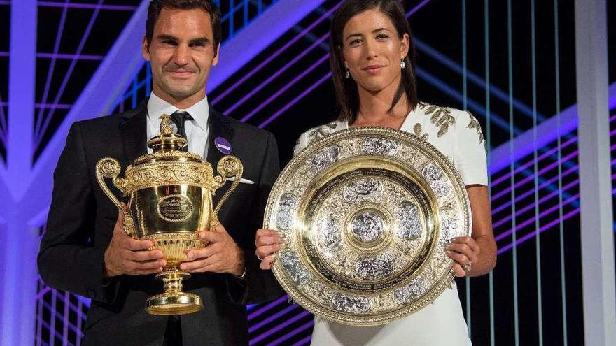 Federer y Muguruza, durante la cena de campeones que organiza el torneo de Wimbledon. // Reuters