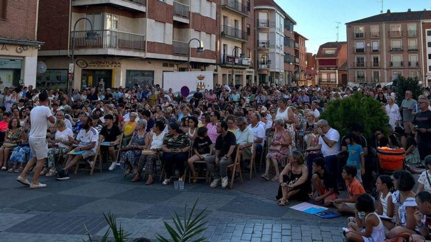 El &quot;Bengo&quot; del comercio de Benavente llena La Madera y reparte 5.000 euros en bonos de compra
