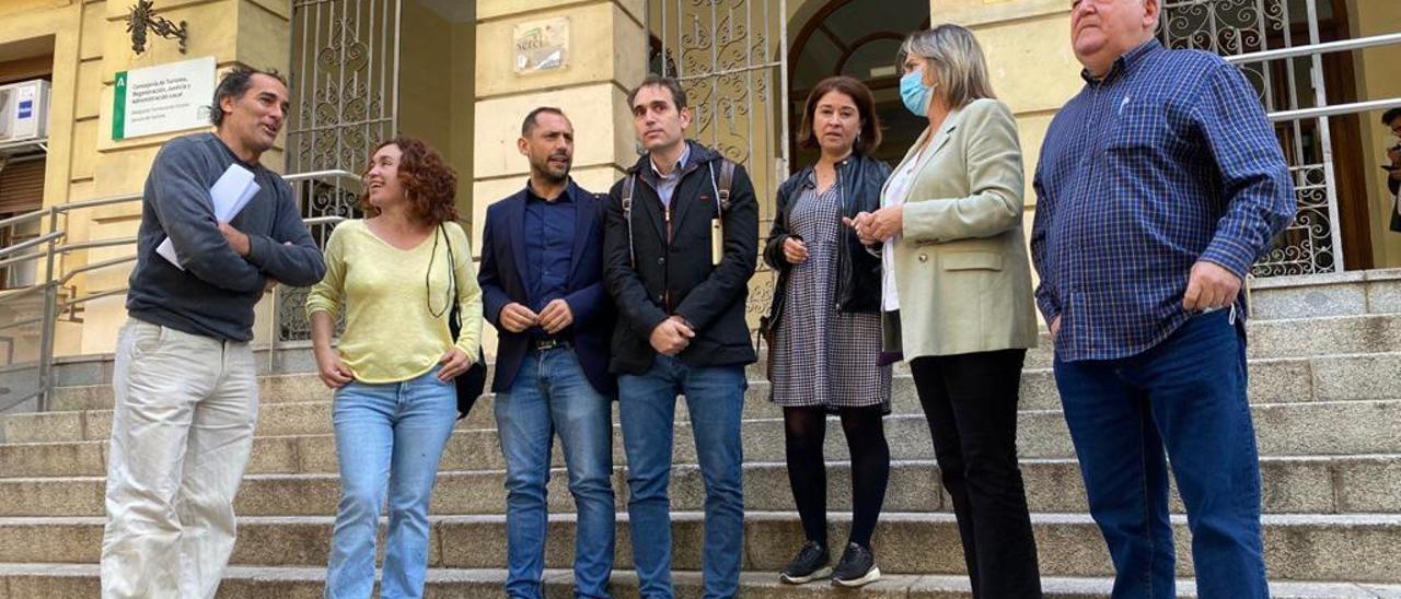 Toni Valero, Antonio Salazar y Marina Borrego, junto al resto de representantes de IU y CCOO.