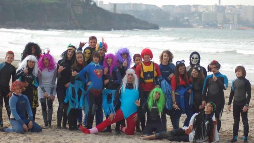 Participantes en un cursillo de surf, disfrazados en la playa de Bastiagueiro. / la opinión
