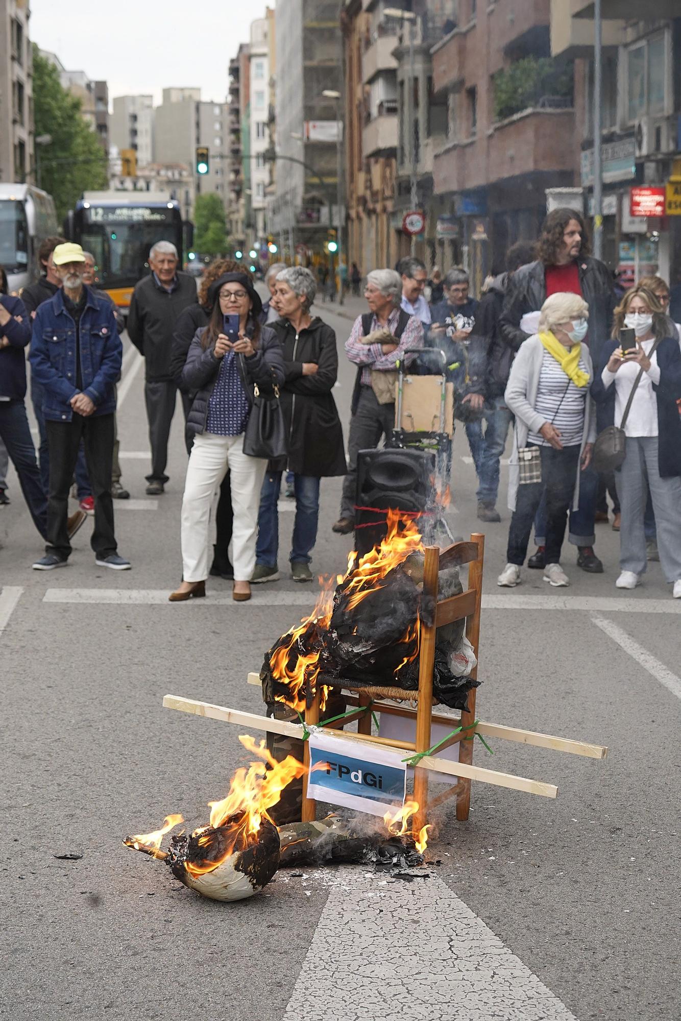 Cremen un ninot del rei a Girona