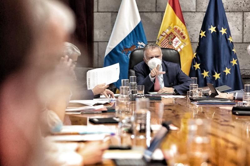 El presidente de Canarias, Ángel Víctor Torres, preside el Consejo de Gobierno celebrado este miércoles en el que se decidirá las nuevas restricciones sanitarias en Tenerife.