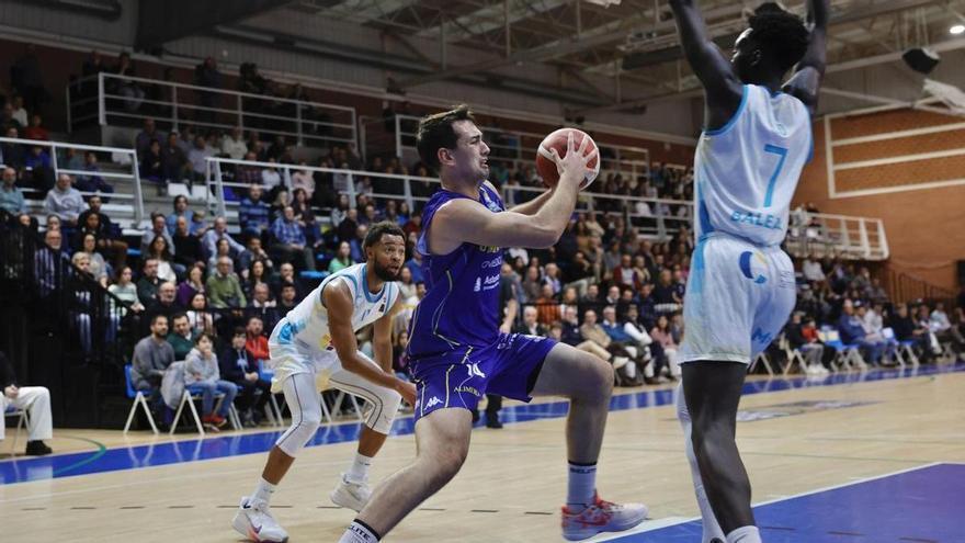 El Alimerka Oviedo Baloncesto se queda sin gasolina y cae ante el Hestia Menorca (78-84), que llegaba como colista